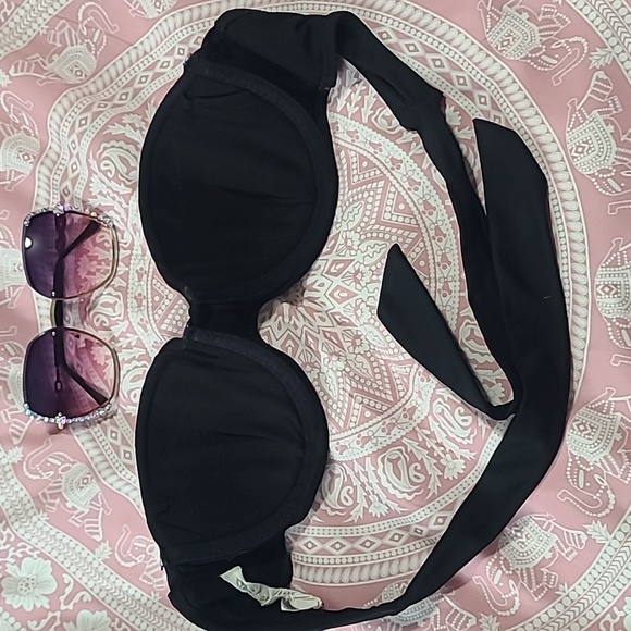 Woman's black bikini top - Picture 3 of 4